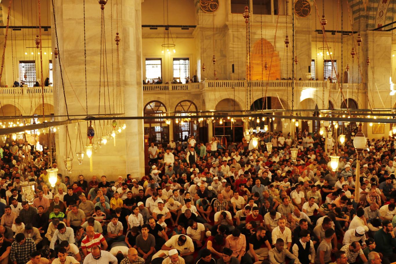 İstanbul'da camiler dolup taştı